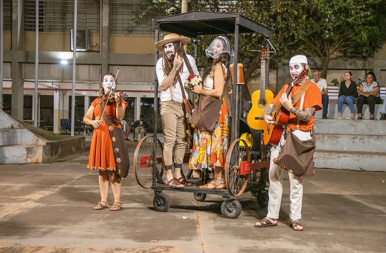 A Rua, a Lama e a Santa