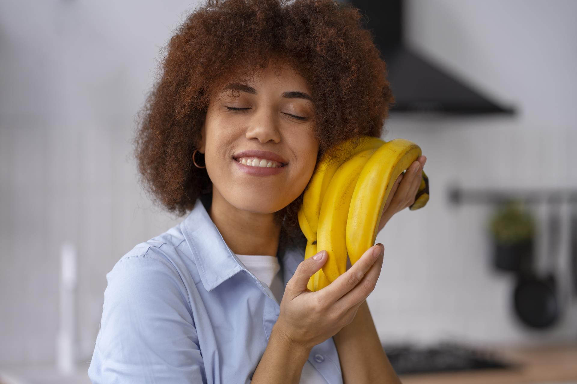medium-shot-woman-with-bananas