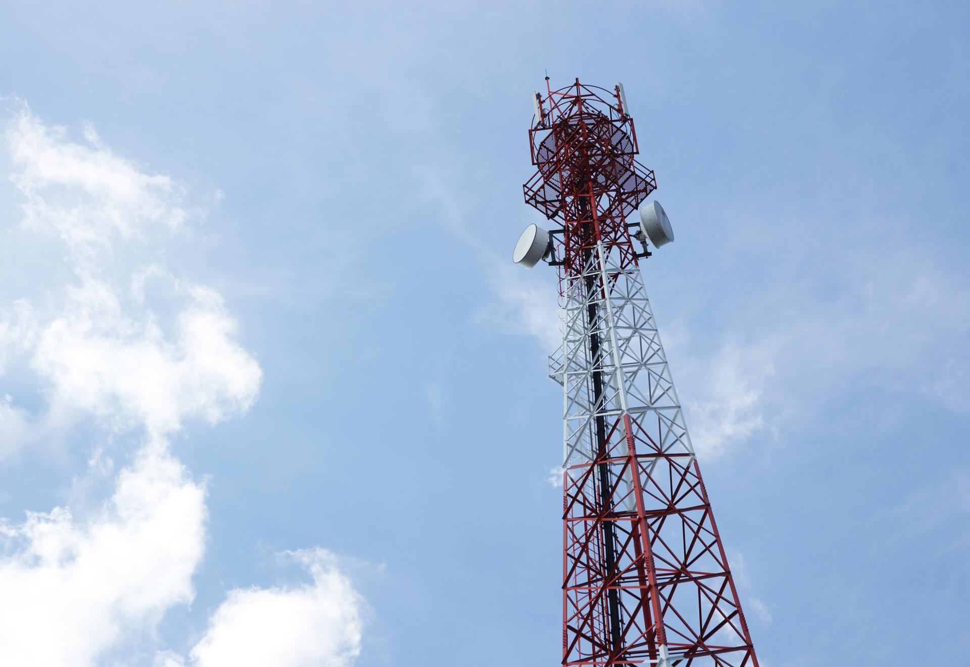 antena-de-telecomunicacoes-para-radio-televisao-e-telefone-com-nuvem-e-ceu-azul