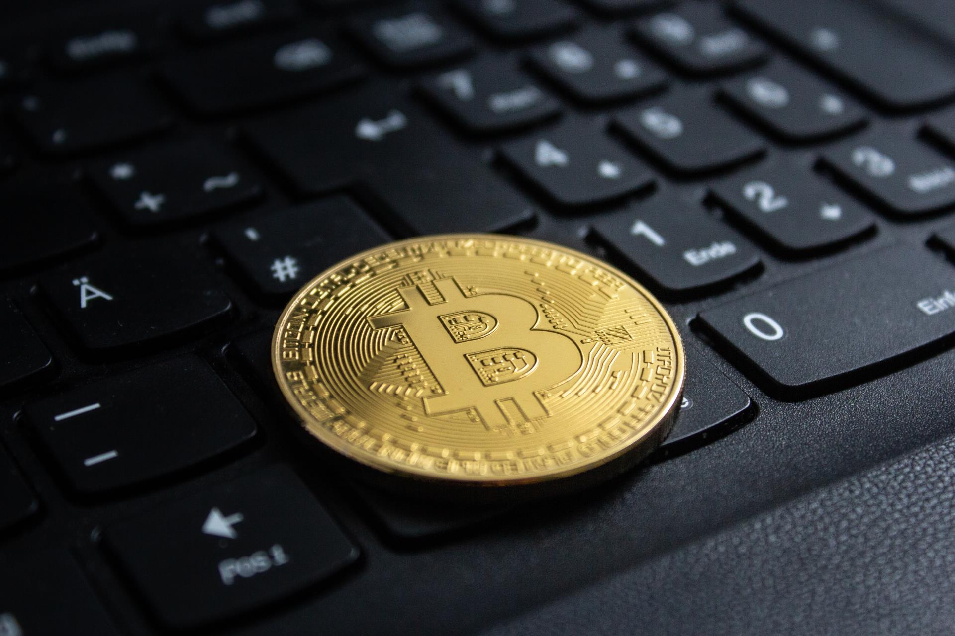 close-de-um-bitcoin-colocado-em-um-teclado-preto-de-computador