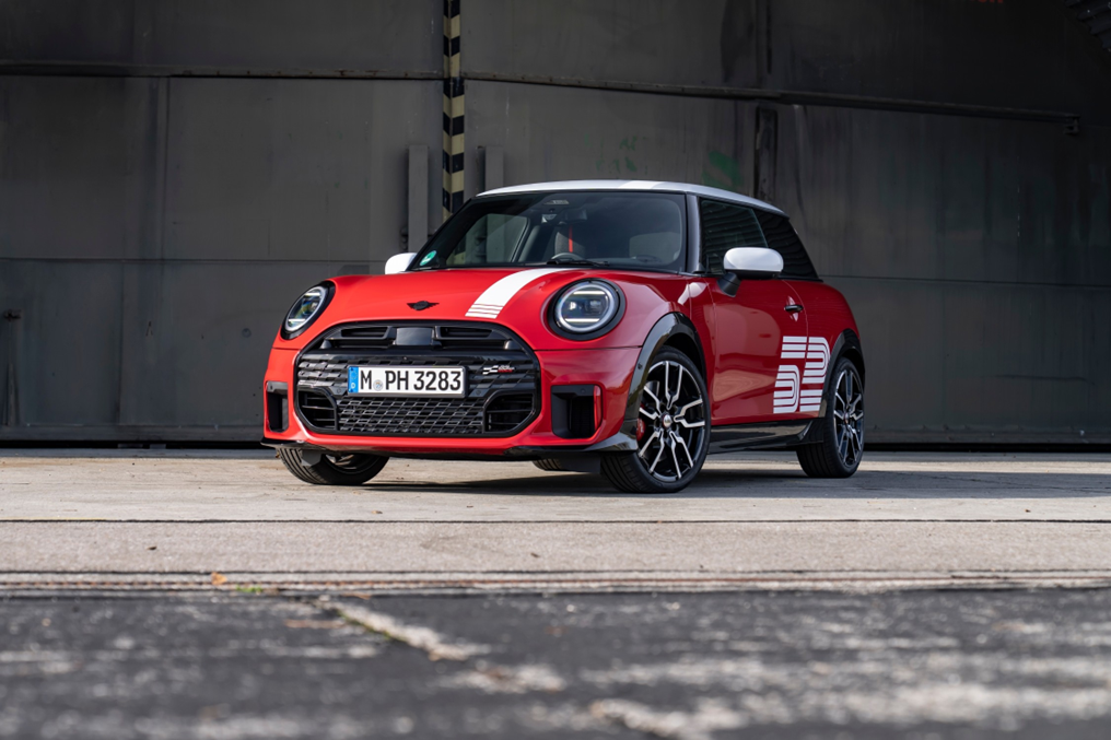 
MINI lança série exclusiva '1965 Victory Edition' no Brasil por R$ 384.990