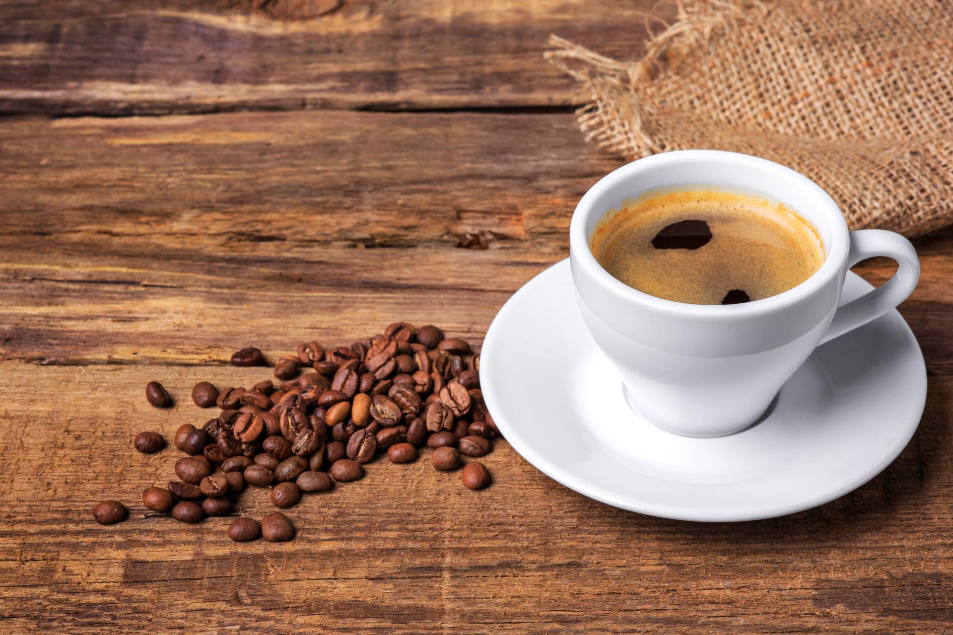 coffee-cup-wooden-table-dark-wall