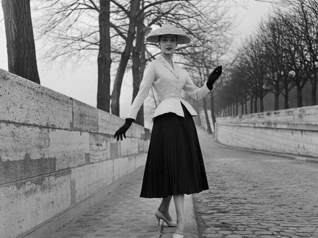 dior_tailleur_bar_1947_attention_restrictions_1