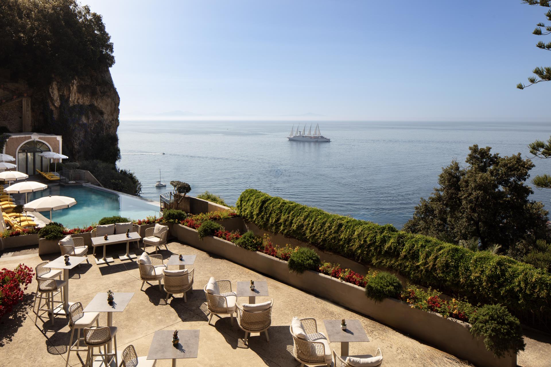 Anantara_Convento_di_Amalfi_Grand_Hotel_Terrace_Pool_Bar_View