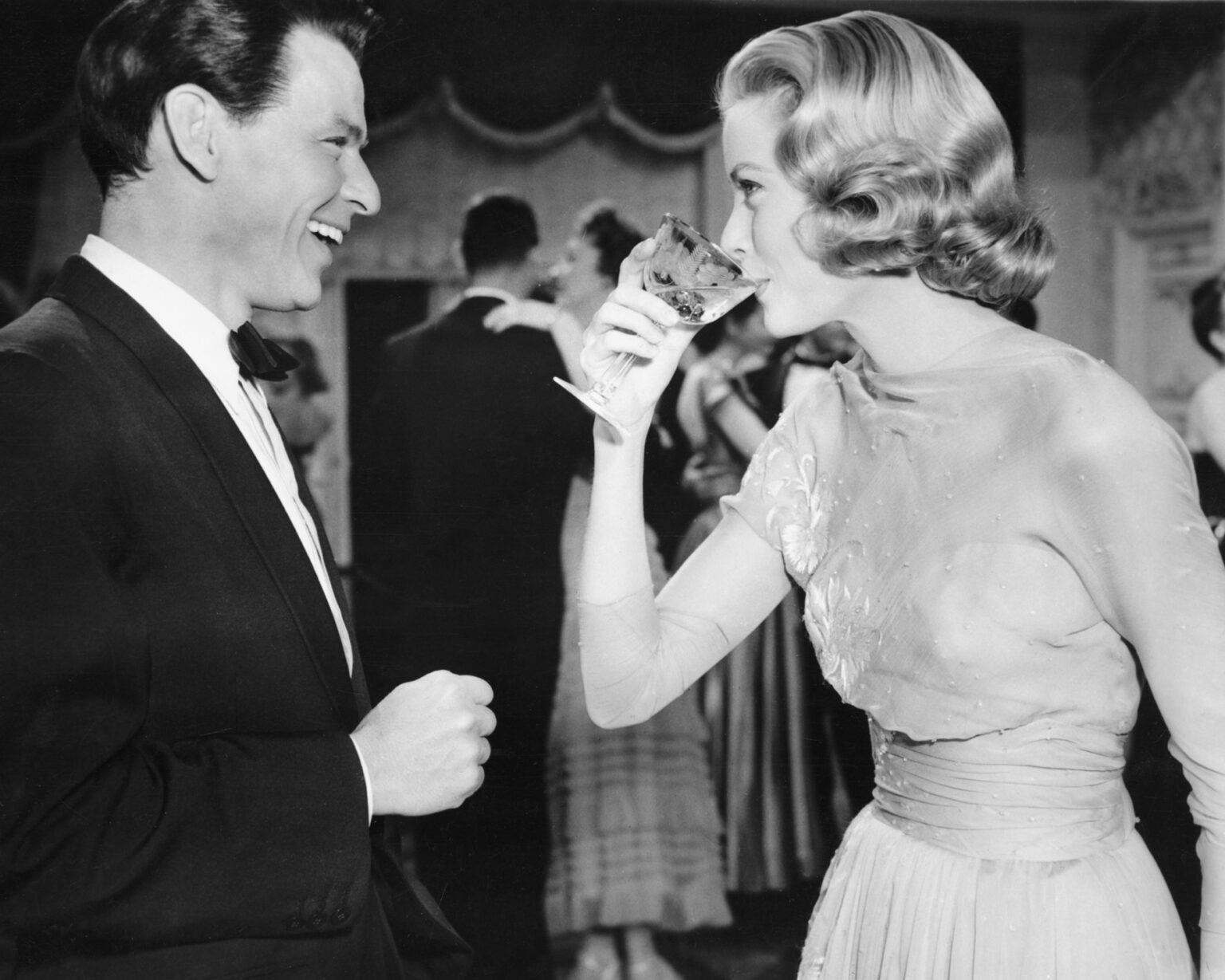 5 - Grace Kelly bebericando seu champagne favorito ao lado de Frank Sinatra em ‘High Society’.