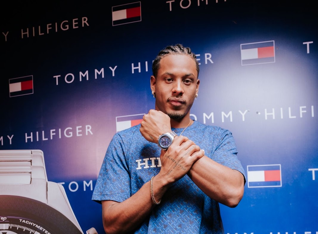 Embaixador global da Tommy Hilfiger Watches, o velocista olímpico