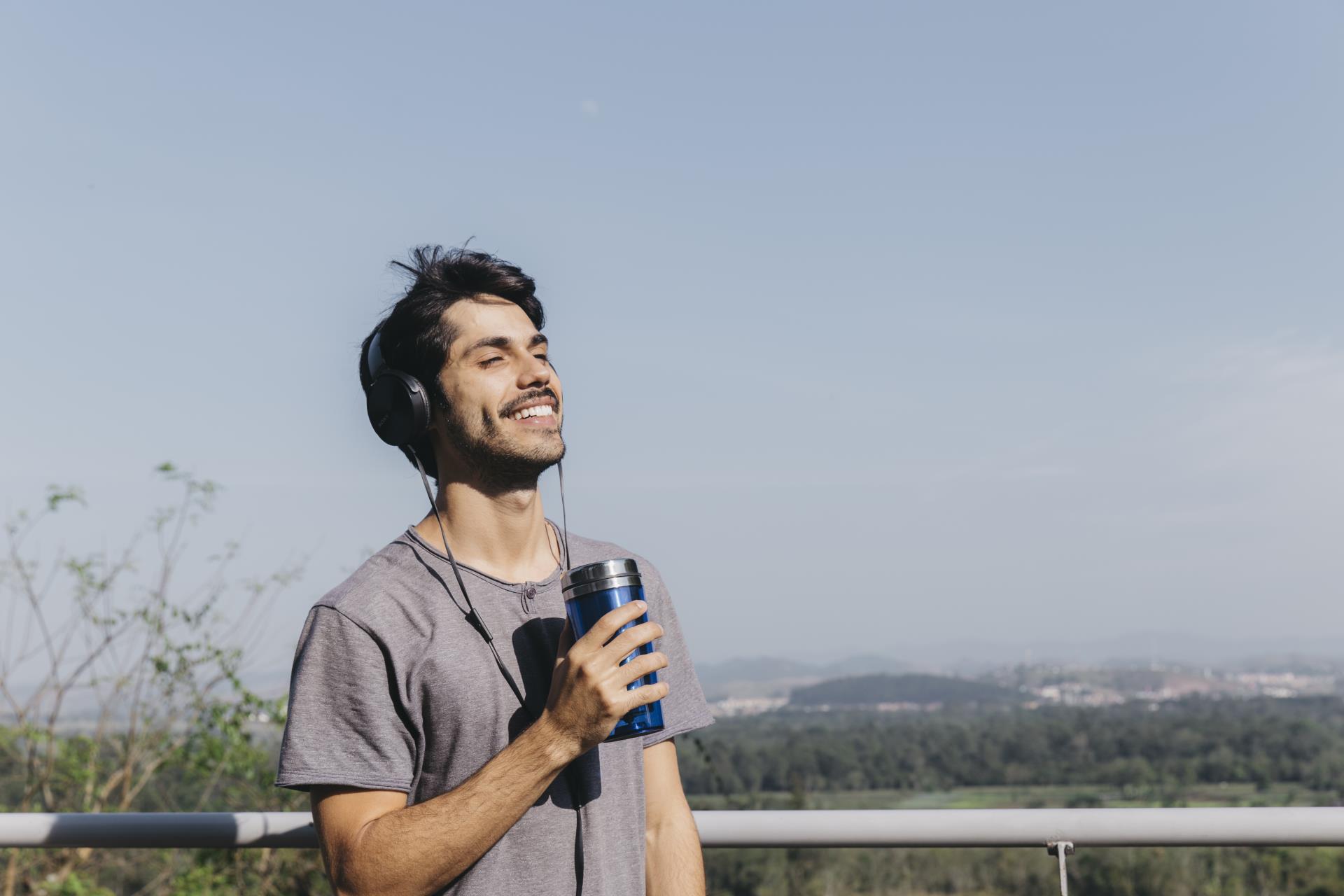 man-with-headphones-thermocup