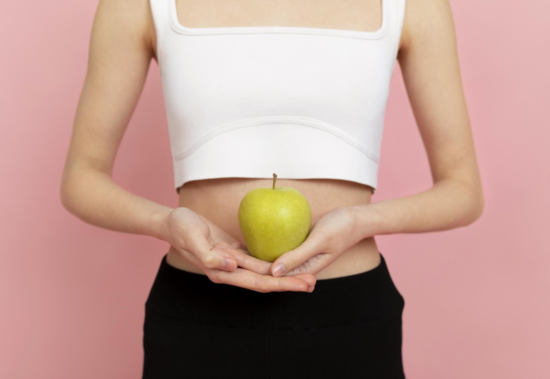 close-up-woman-holding-apple