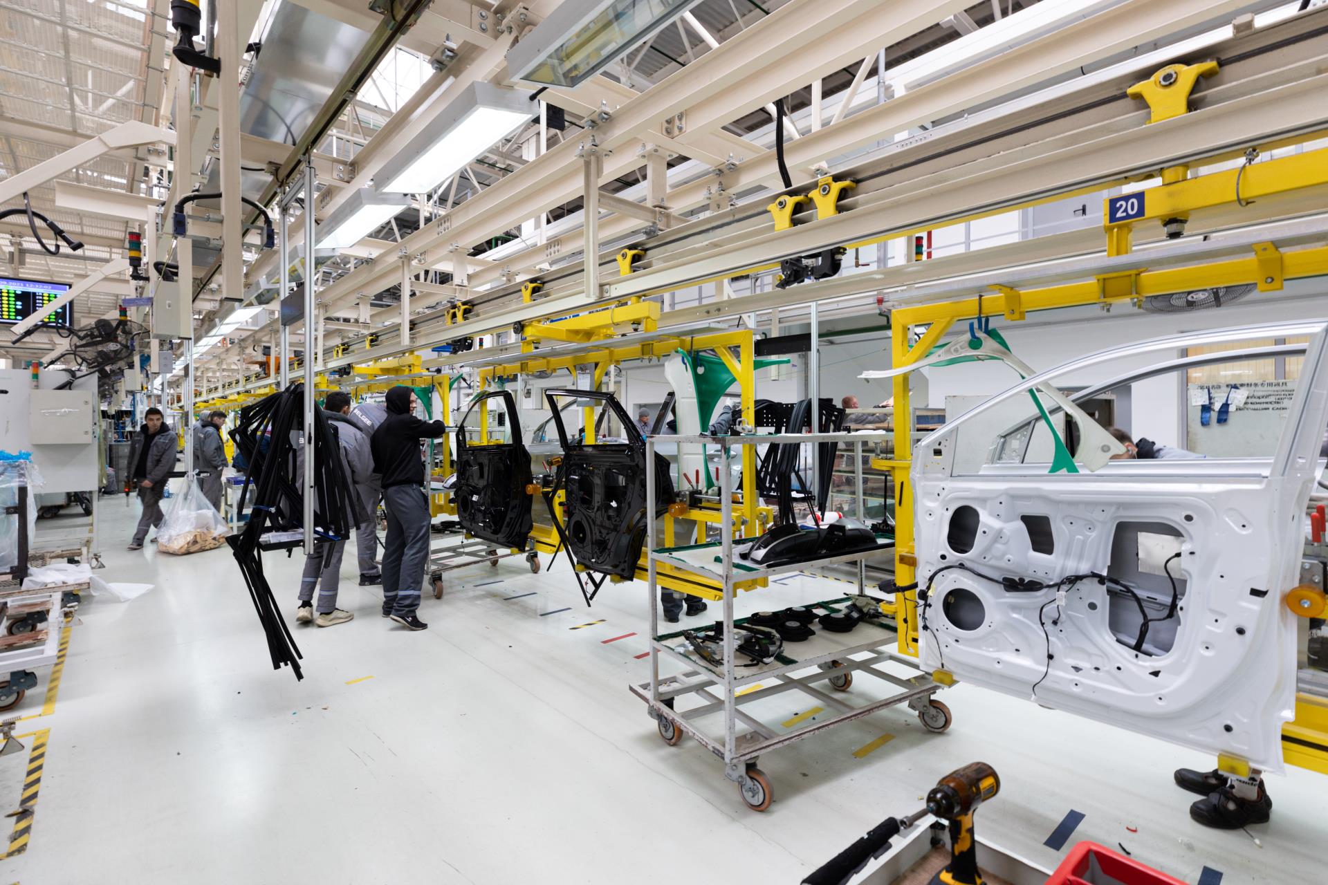 interior-moderno-da-industria-automobilistica-de-uma-fabrica-de-alta-tecnologia-de-producao-moderna