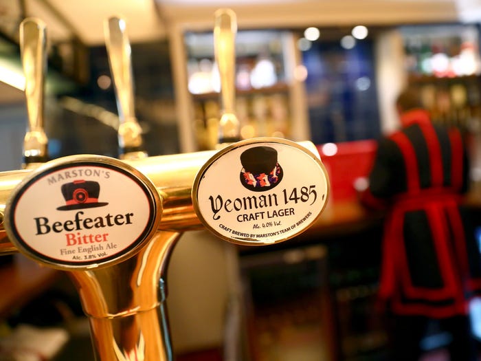 4 - Servidas on tap, as duas estrelas do pub, Beefeater Bitter e Yeoman 1485 - Foto - Neil Hall - Reuters