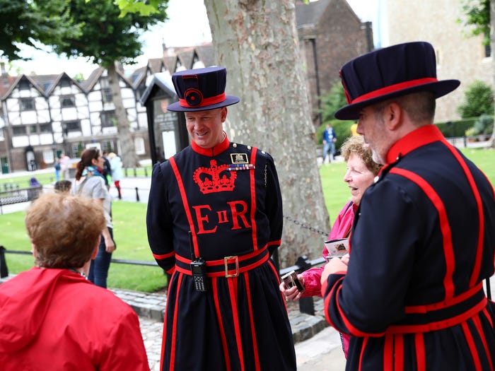 1 - Guardas recepcionando turistas na Torre de Londres - Foto Neil Hall - Reuters