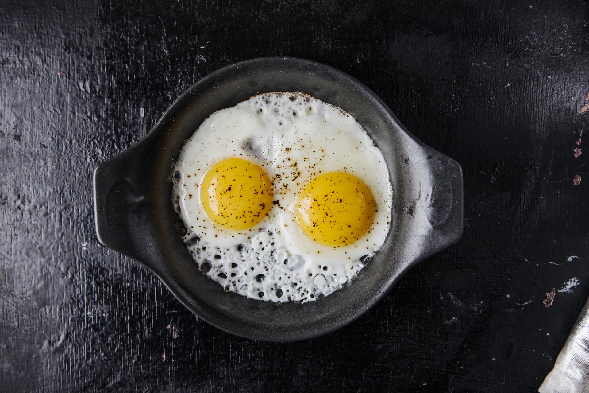 fried-eggs-top-view