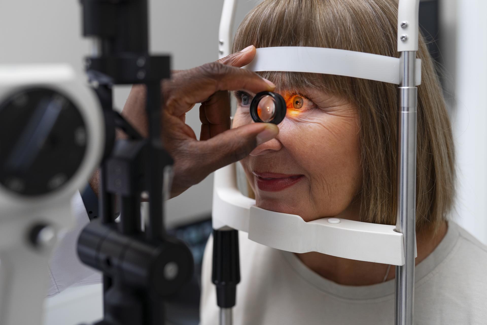 ophthalmologist-doctor-consulting-patient