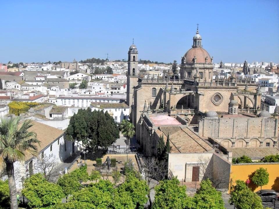 1 - Em primeiro plano a Catedral de San Salvador. Ao fundo, as antigas construções de Jerez de la Frontera - fonte Wikimedia Commons