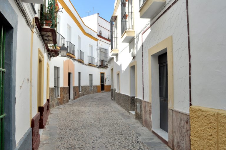 2 - Calle Florinda, uma das estreitas ruas de Jerez de La Frontera - fonte Wikimedia Commons