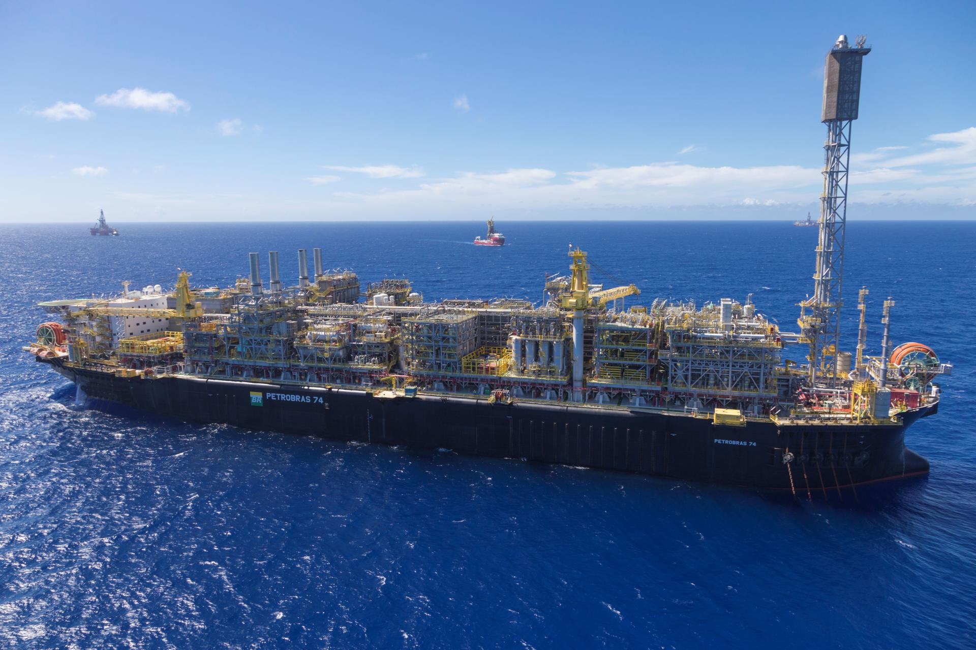 A plataforma P-74, que opera no pr&eacute;-sal da Bacia de Santos, &eacute; uma das que capturam e reinjetam CO2