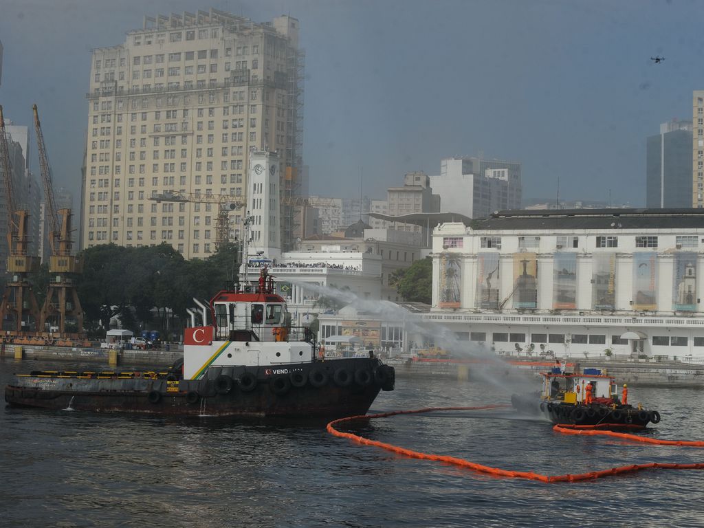 917571-exercicio_vazamentos de oleo no mar_tng3824