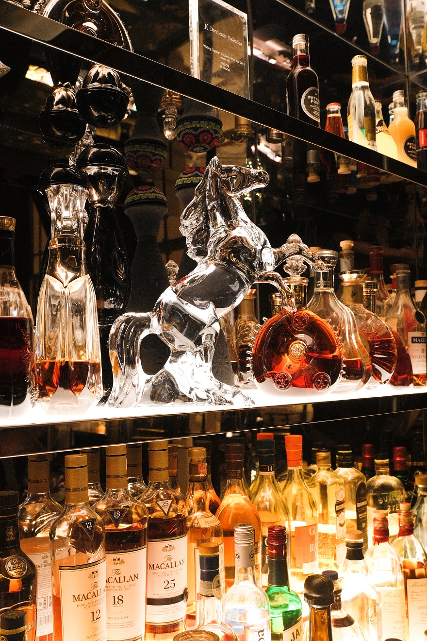 le-meurice-Bar228-baccarat-x-black-bar-horse-DorchesterCollection