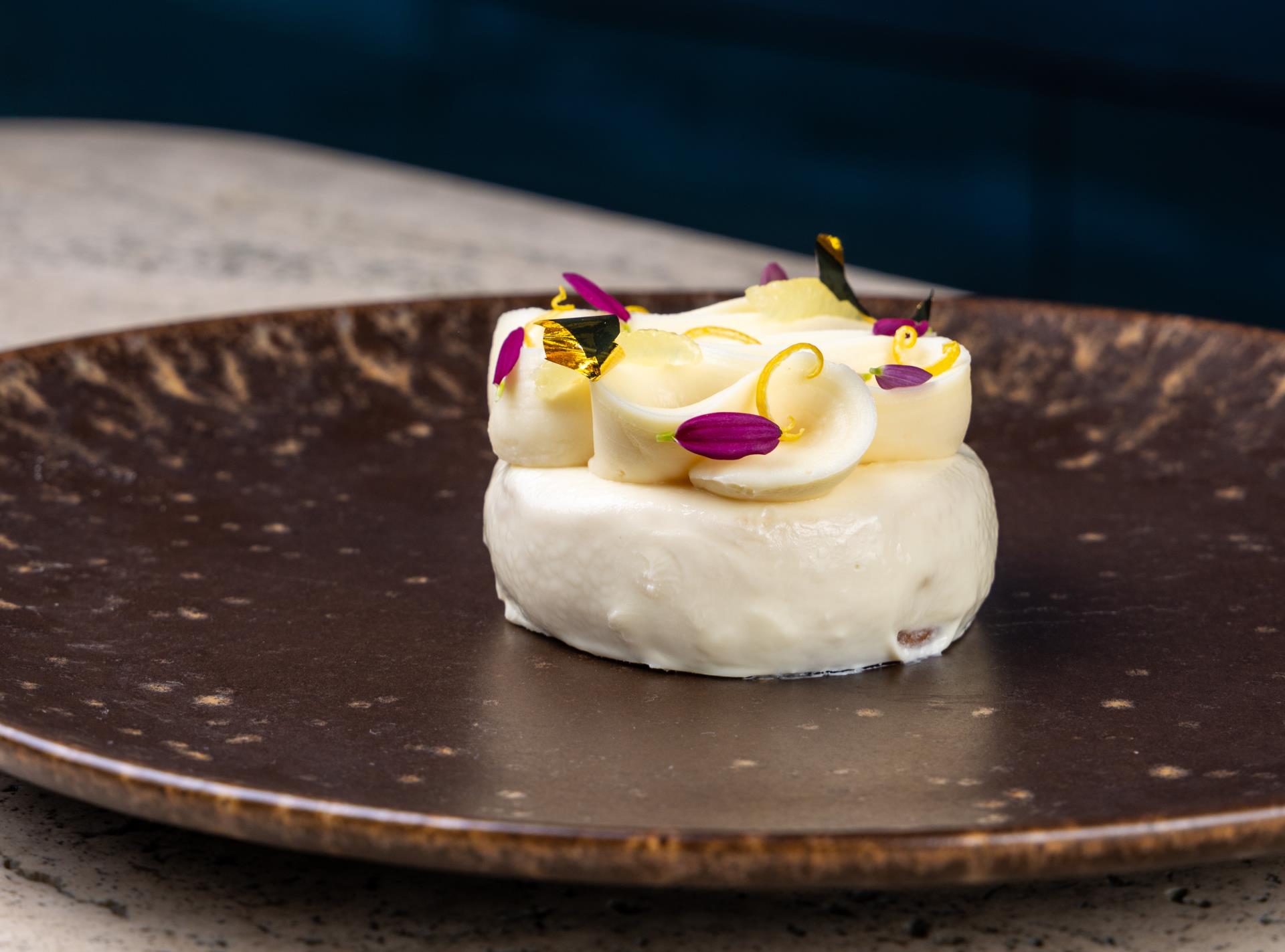 entremet de limão siciliano, caramelizado com creme de chocolate branco e gel de limão