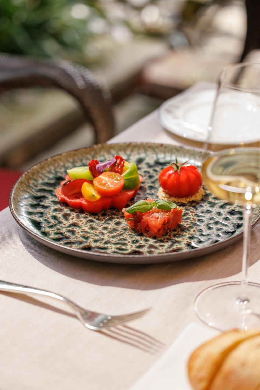 HotelPrincipediSavoia-AcantoRestaurant- SelectionOfTomatoesAndBurrata-DorchesterCollection