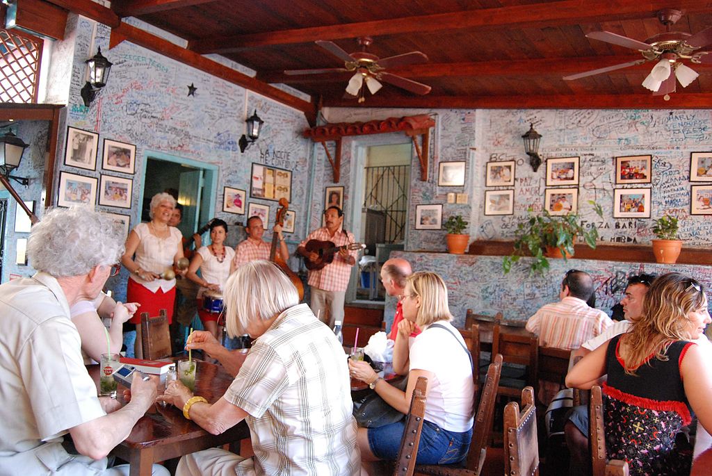 1 - Que tal experimentar um Mojito enquanto ouve um grupo de música cubana. Foto Ricardo Meza CC BY 3.0, via Wikimedia Commons