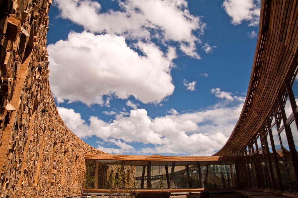 Hotel se camufla na paisagem da Patagônia Chilena com arquitetura