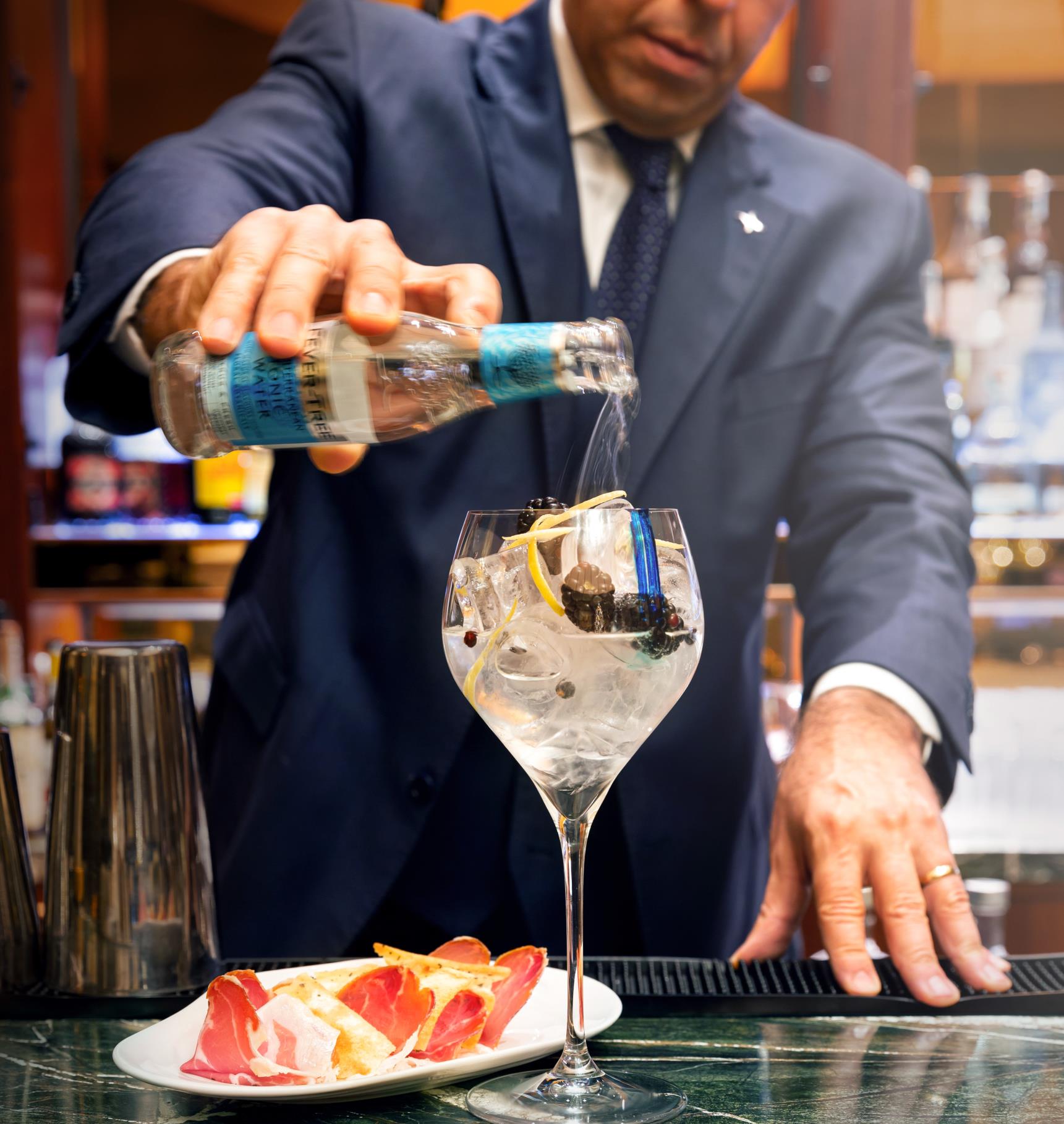 Bar Manager Confalonieri + Cocktail Azzurro ph. Federico Bontempi