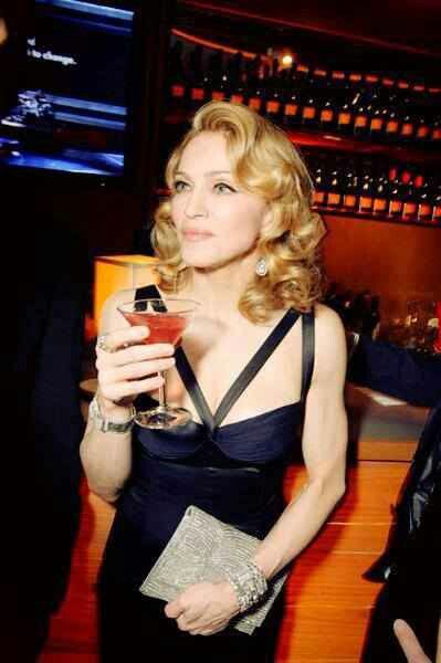 3_O sucesso do cocktail também teve um empurrãozinho dos famosos. Madonna e um Cosmo, em 1996, no Rainbow Room durante a festa do Grammy.