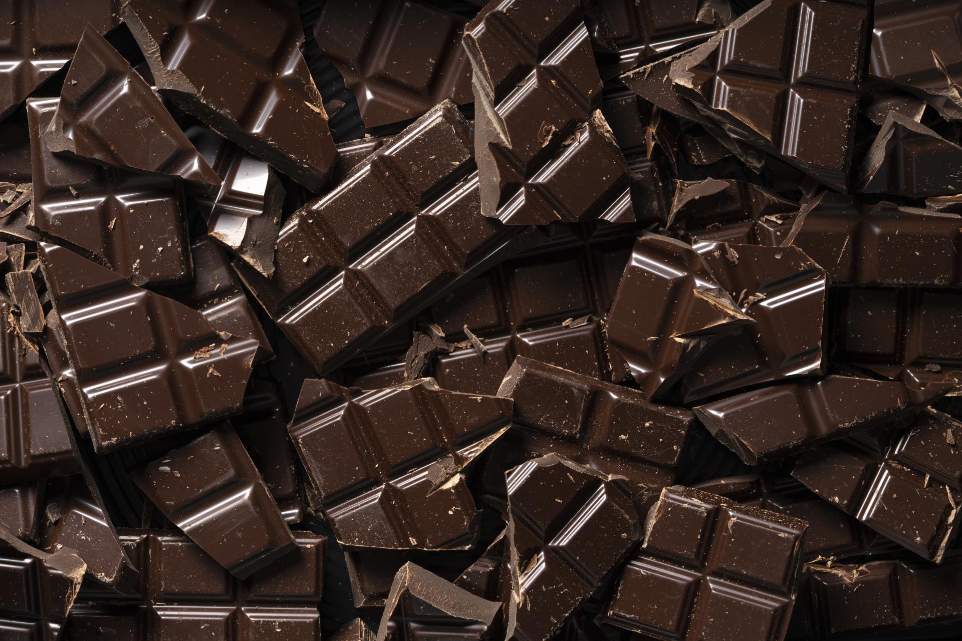flat-lay-delicious-chocolate-tablets-arrangement