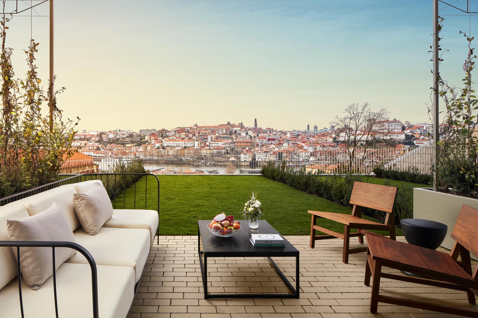 Tivoli_Kopke_Porto_Gaia_Hotel_Guest_Room_Suite_Terrace_1