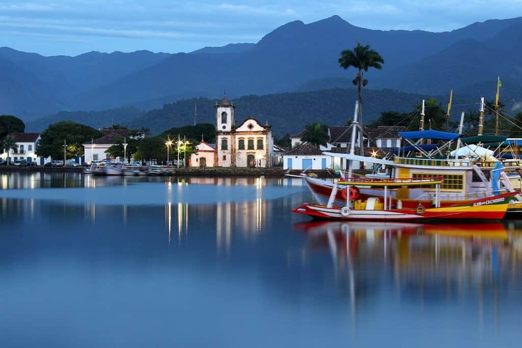 2 - A cidade de Paraty ficou muito conhecida por sua produção de cachaça (Foto Vani Ribeiro Wikipedia CC BY-SA 3.0)