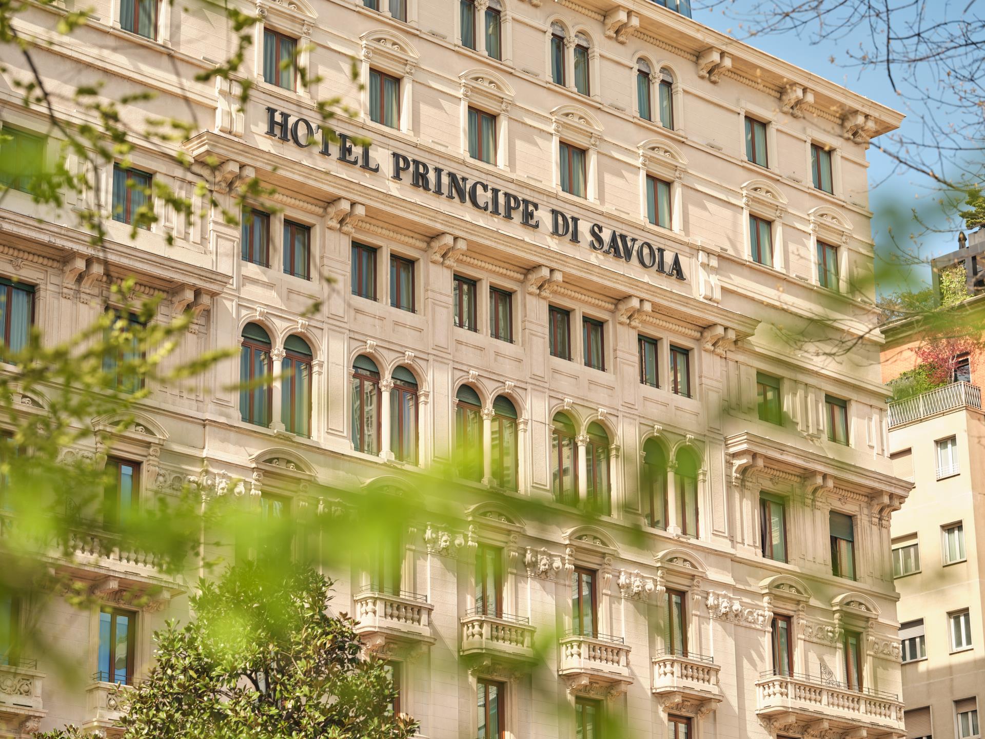 HotelPrincipediSavoia-HotelOutdoor-HotelFacadewithGreenLeaves-DorchesterCollection