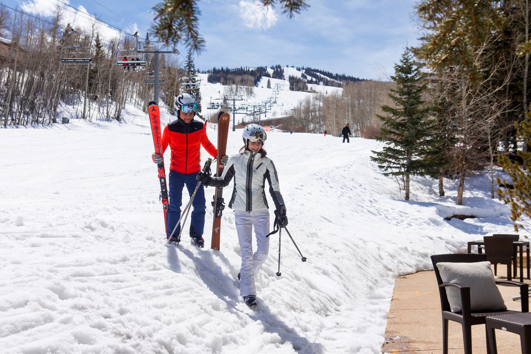 Snowmass-couple-viewline-ski-rental-jeremy-swanson-8H0A5591-noexp-2100x1400-d1888a05-80d1-4ed2-88ad-621a738bb929