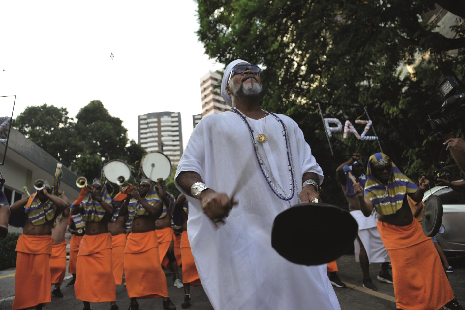 Carlinhos Brown nas ruas do Candeal com os ZÁRABE _ Ricardo Prado