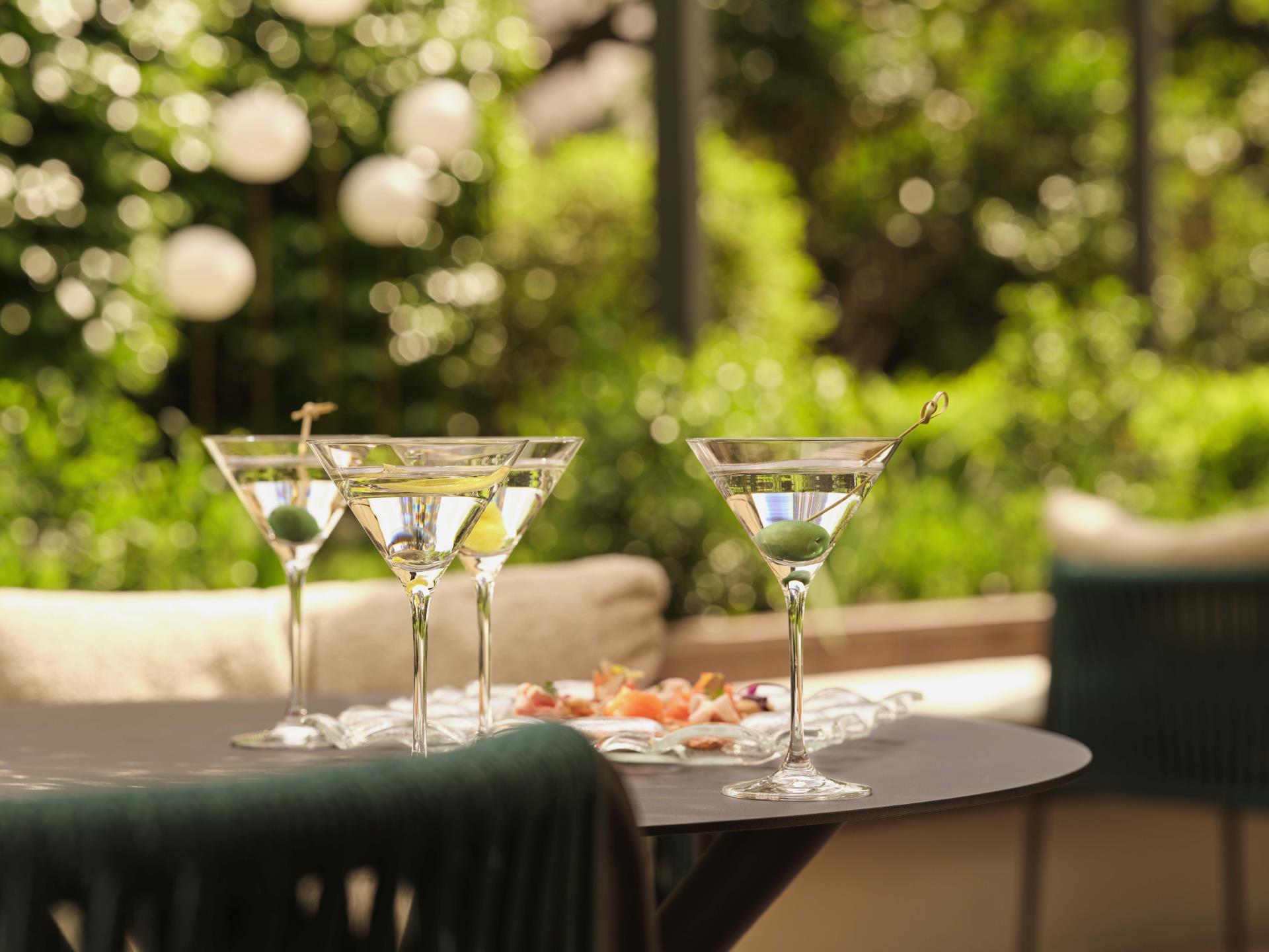 HotelPrincipediSavoia-VerandaGarden-DetailofAperitifintheVerandaGarden-DorchesterCollection