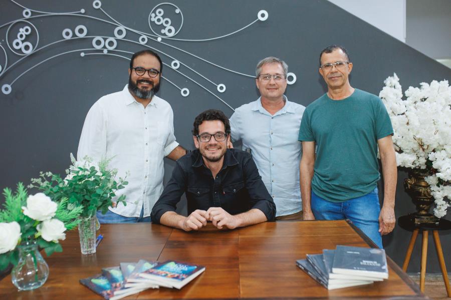 Lançamento de livro celebra 35 anos da Escola Livre de Teatro em noite memorável no Teatro Municipal de Jales