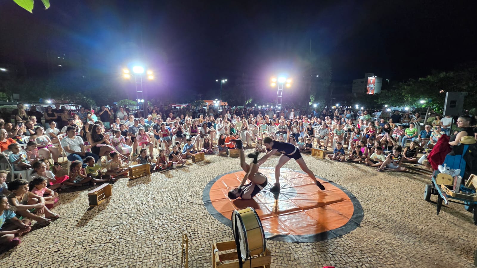 Espetáculo “Entre Truques e Poemas” reúne grande público na Praça Dr. Euphly Jalles