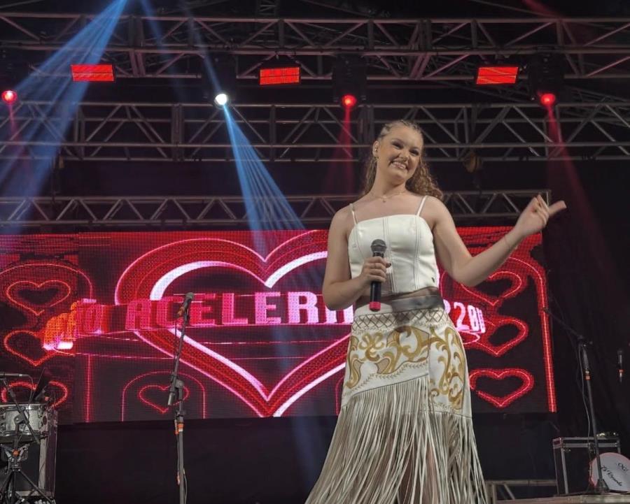 Cantora jalesense Gabi Feltrin lança música Coração Acelerado 220V e emociona público durante o Natal Tempo de Esperança