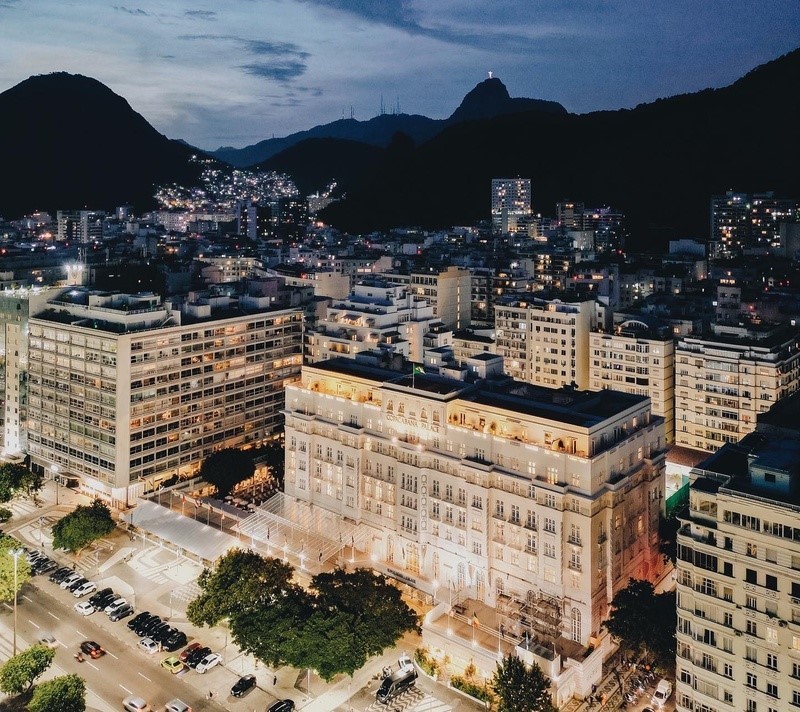  Copacabana Palace revela nova decoração na piscina mais icônica do Rio de Janeiro