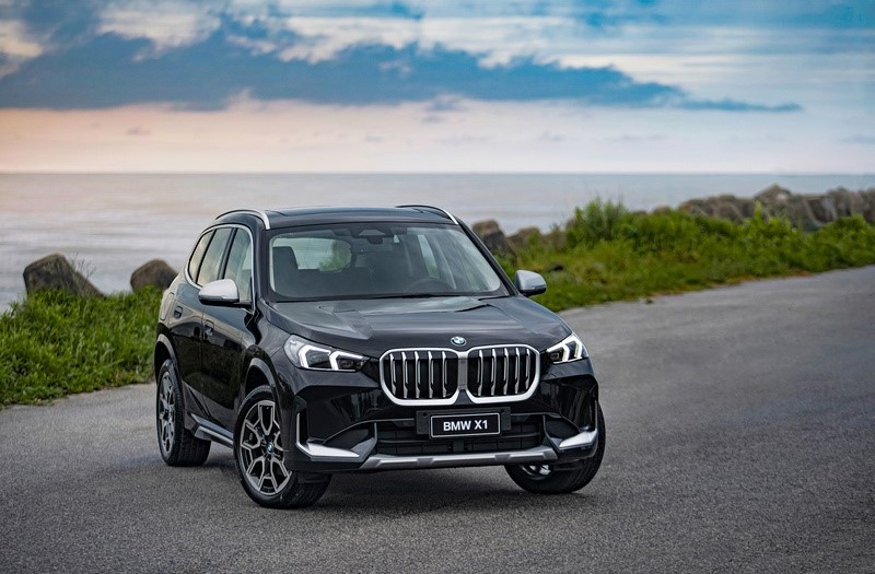 BMW celebra liderança premium no mercado brasileiro no primeiro semestre de 2024 com X1 e 320i