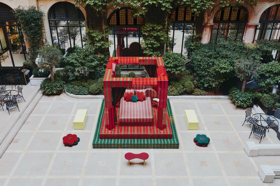 Hotel Plaza Athénée revela ‘Day Bed’, uma pop-up da Uchronia no La Cour Jardin