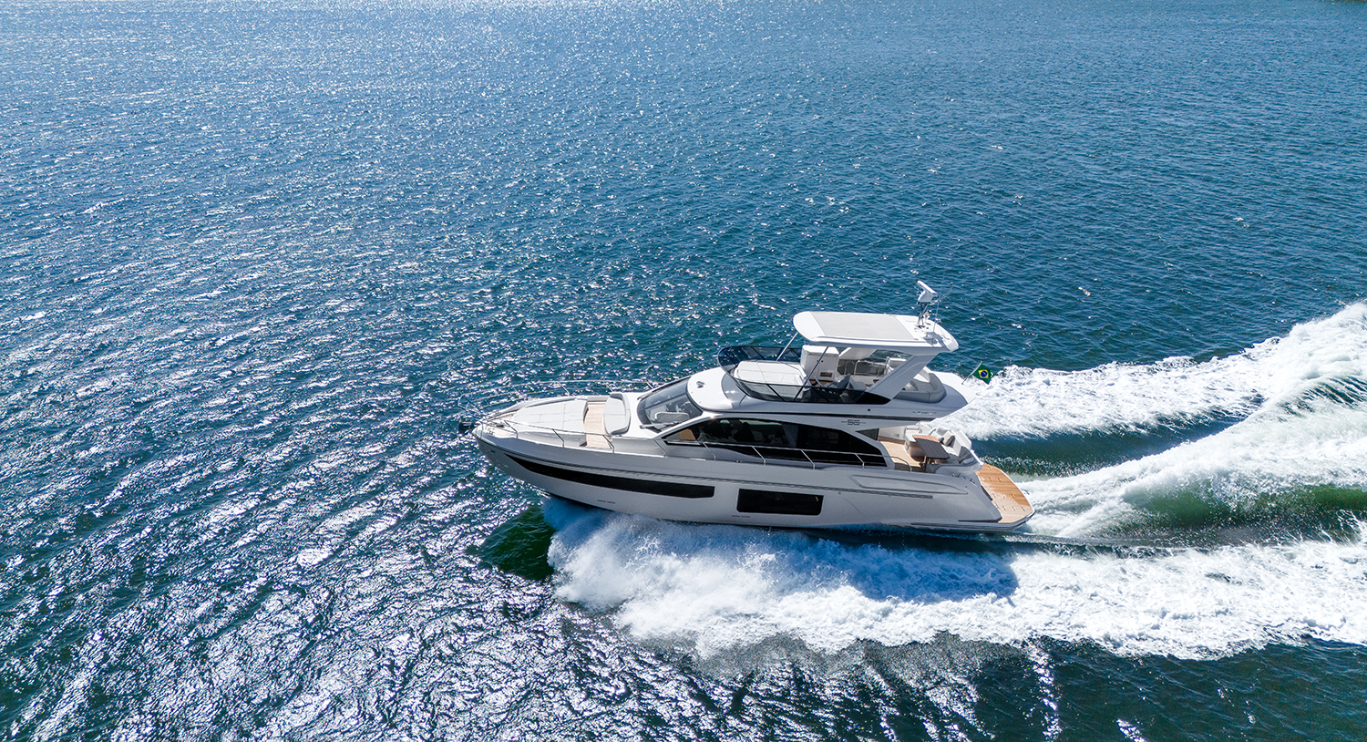 Azimut Fly 56 tem móveis de design italiano e elementos orgânicos e assimétricos