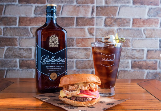Burgers com whisky Ballantine’s e o novo drink Zero Balla assinam Rota especial da marca no maior Festival de Burger do país