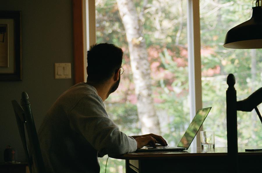 Gerações Z e Y são as que mais buscam por benefícios flexíveis no trabalho, aponta estudo inédito da Swile