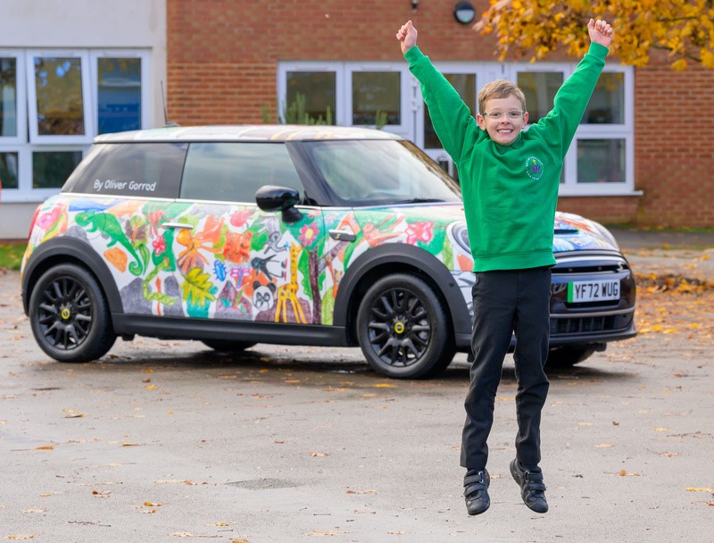 MINI do Reino Unido e Crayola criam concurso nacional e um menino de nove anos vence com seu design exterior do 'MINI Elétrico do futuro'