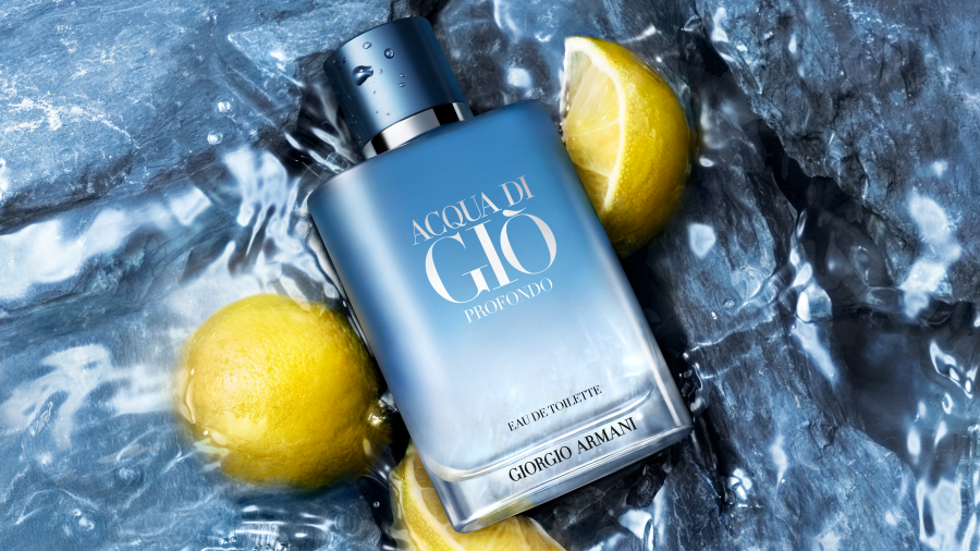 Novo Acqua di Giò Profondo entrega frescor oceânico e sofisticação masculina em frasco azul profundo