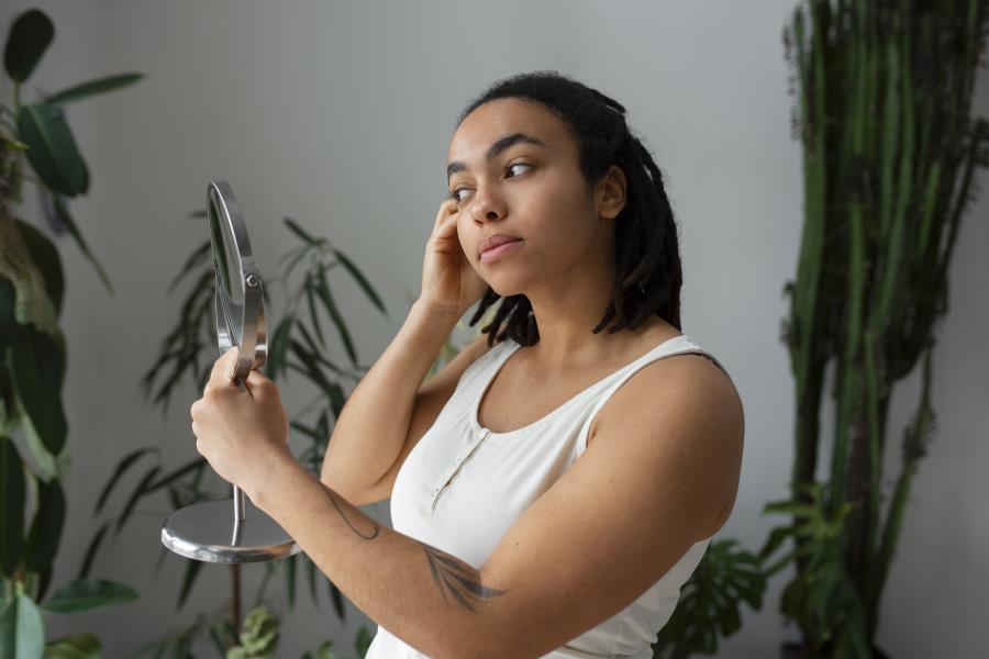 Mulheres com ciclo menstrual irregular têm mais problemas de pele 