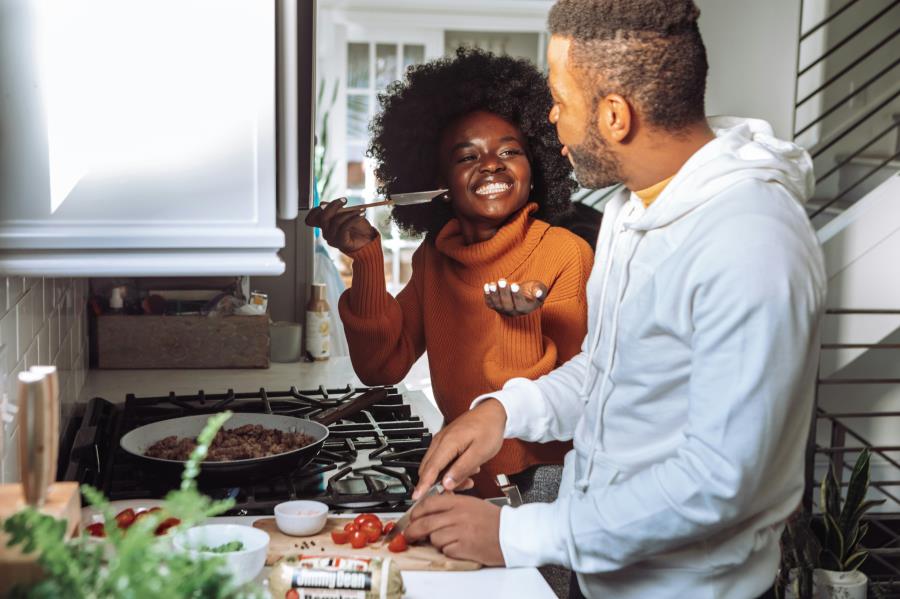 Cozinhar para comer melhor: pesquisas mostram os benefícios da comida caseira 