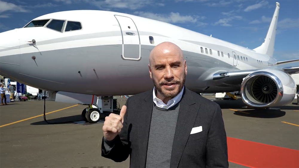 Assista: John Travolta faz um tour exclusivo no seu jato executivo da Boeing