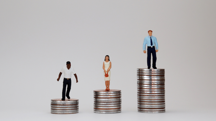 Diferença salarial em relação a negros e mulheres persiste por uma década